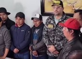 El ministro del Interior, John Reimberg, aparece junto a dirigentes indígenas de Imbabura anunciando un acuerdo de paz. Momento después de las declaraciones, se desataron más manifestaciones en Otavalo, en rechazo a ese convenio.