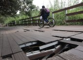 Comuneros de la isla Santay aún utilizan la caminera para movilizarse en bicicleta, aunque existe el riesgo de tener un siniestro.