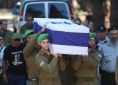 Guardias de honor de soldados israelíes llevan el ataúd del difunto soldado israelí y rehén Tamir Nimrodi durante su funeral en Israel, el 16 de octubre de 2025.