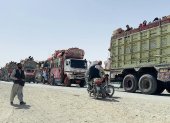 Refugiados afganos esperan en camiones para la apertura de la frontera en Chaman, Pakistán, 17 de octubre de 2025.