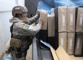 Un integrante del Ejército de Bolivia participa en la organización del envío de maletas electorales a áreas rurales en La Paz (Bolivia).