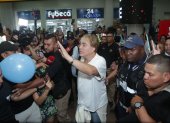 Cristian Castro a su llegada al aeropuerto de Guayaquil.