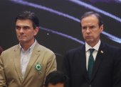 El candidato por el Partido Demócrata Cristiano, Rodrigo Paz (i), posa junto al candidato por alianza Libre, Jorge "Tuto" Quiroga.