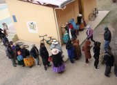 Personas esperan en una fila este domingo 19 de octubre, para votar en la segunda vuelta electoral en la comunidad de Laja (Bolivia).