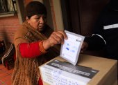 Una mujer vota este domingo 19 de octubre en la segunda vuelta electoral para escoger presidente y vicepresidente, en La Paz (Bolivia).