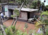 Fotografía donde se observa una casa afectada por las lluvias este domingo, en la aldea de Zarabanda, en el municipio de Santa Lucia (Honduras).