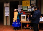 Una mujer vota este domingo 19 de octubre en La Paz, Bolivia.