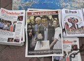 Vista de la portada de un periódico matutino al día siguiente de la segunda vuelta de las elecciones presidenciales, en Tarija, Bolivia, el 20 de octubre de 2025.