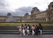 Visitantes en el exterior del Museo del Louvre, cerrado un día después de un robo en París, Francia, este lunes 20 de octubre de 2025.