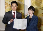 La presidenta del gobernante Partido Liberal Democrático (PLD) de Japón, Sanae Takaichi (derecha), y el líder del Partido de Innovación de Japón, Hirofumi Yoshimura, en Tokio, Japón.