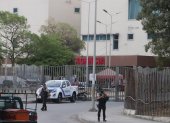 Policía y militares mantienen cercada la zona mientras personal del hospital permanece dentro.