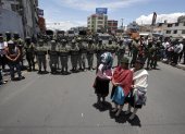Mujeres indígenas participan en una protesta este lunes, en la ciudad de Latacunga (Ecuador).