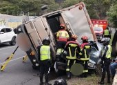 Un camión se viró y cayó sobre una camioneta, tras un accidente en la av. Simón Bolívar, en Quito.