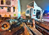 Un tráiler se accidentó en un viaducto del norte de Guayaquil, la madrugada de este miércoles 22 de octubre.