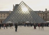 Filas de visitantes ante el Museo del Louvre este 22 de octubre.