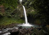 Fotografía del 3 de octubre de 2025 de un grupo de turistas en la catarata La Fortuna en los alrededores del volcán Arenal en la Fortuna (Costa Rica).