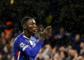 Moises Caicedo del Chelsea en el festejo de su primer gol en la Champions.
