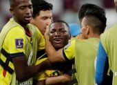 El seleccionado ecuatoriano Moisés Caicedo (c) llora la eliminación en el Mundial de Catar 2022 ante Senegal