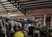 Bomberos atienden la emergencia en el Mercado Central.