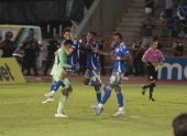 Los jugadores de Emelec felicitan al portero Pedro Ortiz, quien fue figura en la clasificación a las semifinales de la Copa Ecuador.