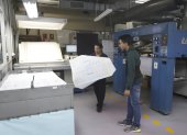 Autoridades del CNE y técnicos del Instituto Geográfico Militar verificaron el proceso de impresión de las papeletas electorales.