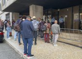 Colas frente a una de las oficinas de la Agencia para la Integración, Migraciones y Asilo (AIMA) en Lisboa este jueves, 23 de octubre de 2025.