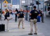 Agentes del Departamento de Seguridad Nacional de Estados Unidos brindan seguridad adicional visible en el Aeropuerto Internacional de Atlanta (EE.UU.).