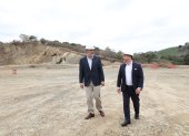 Gerentes de la empresa Duragas caminan en el terreno donde se edificará la nueva planta.