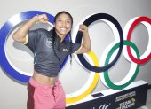 Lucía Yépez posa junto a los aros olímpicos previo a viajar a Venezuela el miércoles 22 de octubre.