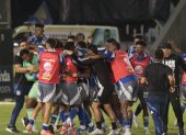Los jugadores de Emelec felicitan al portero Pedro Ortiz, quien fue figura en la clasificación a las semifinales de la Copa Ecuador.