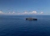 Fotografía cedida que muestra el buque USS Iwo Jima (LHD 7) navegando en el Mar Caribe durante un ejercicio con fuego real.