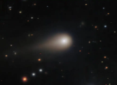 El Telescopio Espacial Hubble fue crucial para capturar imágenes de alta resolución de la fragmentación del núcleo del Cometa ATLAS, revelando el proceso de desintegración cometaria.