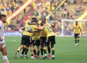 La plantilla de Barcelona SC festeja uno de sus tres goles ante Libertad, en el empate 3-3 jugado el 28 de junio de 2025.