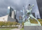 Fotografía que muestra una escultura frente a la sede de la Organización de las Naciones Unidas (ONU), en Nueva York (Estados Unidos).