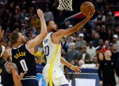 Stephen Curry sigue siendo estrella en la NBA y le da la victoria a los Warriors.