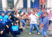 La riña entre agentes metropolitanos y comerciantes informales ocurrió en el centro de Guayaquil.