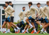 El jugador de la selección argentina de fútbol Lionel Messi (c) durante un de los últimos entrenamientos de Eliminatorias.