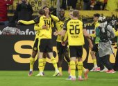 Maximilian Beier del Dortmund, segundo desde la izquierda, celebra con sus compañeros el gol de la victoria ante Colonia.