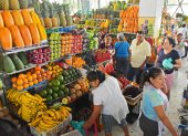 Las frutas que lleva la colada morada exhibidas en el mercado de Sauces IX, en Guayaquil.