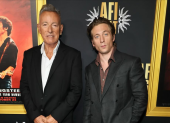 Jeremy Allen White y Bruce Springsteen en el estreno en Hollywood de "Springsteen: Deliver me from nowhere".