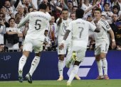 El delantero del Real Madrid Kylian Mbappé (c) celebró su gol contra el Barcelona, durante el partido de la décima jornada de LaLiga EA Sports.
