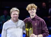Jannik Sinner recogió el título de Viena con su padre, responsable de haberlo inducido al tenis. Esta semana va por el Masters 1000 de París.