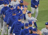 El pitcher Yoshinobu Yamamoto de Los Ángeles Dodgers (18),  tras la victoria que ahora lleva la serie de Canadá a EE.UU.