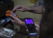 Sao Paulo. Un cliente realiza una compra mediante el método de proximidad del teléfono móvil.