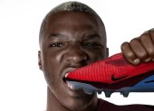 El ecuatoriano, Moisés Caicedo, promocionando los nuevos zapatos de Nike.