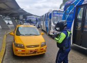 Miembros de la Agencia de Tránsito y Movilidad (ATM) realizan controles en los andenes de buses para evitar el ingreso de taxis y vehículos motorizados privados.