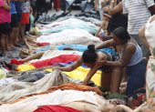 Una mujer observa un cuerpo sin vida en una calle este miércoles, en Río de Janeiro (Brasil).