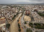 Vista general tomada con un dron del barranco del Poyo a su paso por Catarroja y Massanasa, en el primer aniversario de la dana.