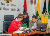 Lourdes Tibán, prefecta de Cotopaxi junto a su equipo de trabajo planifican las obras que se ejecutaran.