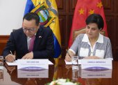 La canciller Gabriela Sommerfeld y el embajador de China en Ecuador, Sun Xiangyang, durante la firma del convenio de cooperación económica y técnica suscrito este 29 de octubre en Quito